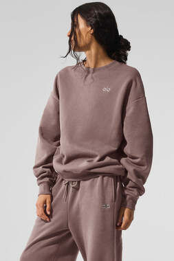 ALO Yoga Accolade Crew Neck Pullover in Mushroom